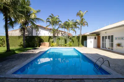 Casa - Térrea com piscina com 5 quartos (sendo 3 suite(s)) a 700,00 metros praia.