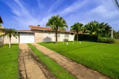 Casa - Térrea com 3 quartos (sendo 2 suite(s)) a 2000,00 metros praia.