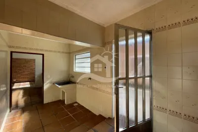 Casa - Térrea com Edícula com 2 dormitórios (sendo 1 suite(s)) a 700,00 metros praia.