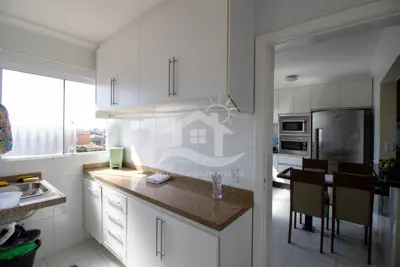 Apartamento - Amplo com 3 dormitórios (sendo 1 suite(s)) a 600,00 metros praia.