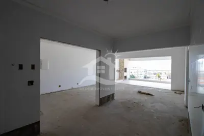 Apartamento - Amplo com 3 dormitórios (sendo 2 suite(s)) a 750,00 metros praia.