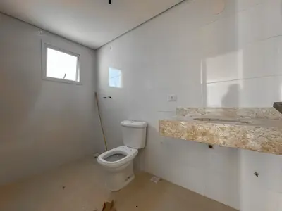 Apartamento - Cobertura com 2 quartos (sendo 1 suite(s)) a 750,00 metros praia.