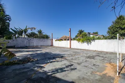 Terreno - Amplo com  dormitórios  a 350,00 metros praia.