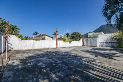 Terreno - Amplo com  dormitórios  a 350,00 metros praia.