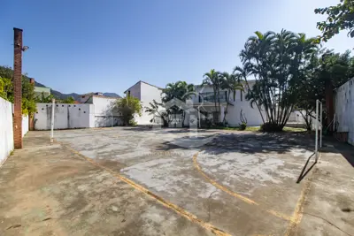 Terreno - Amplo com  dormitórios  a 350,00 metros praia.