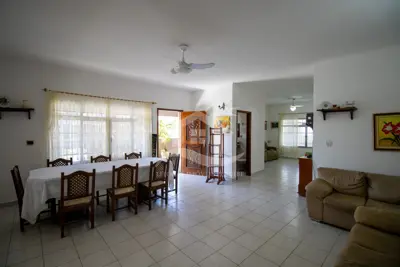 Casa - Térrea com Edícula com 5 quartos (sendo 1 suite(s)) a 0,00 metros praia.