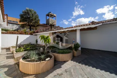 Casa - Térrea com Edícula com 5 quartos (sendo 1 suite(s)) a 0,00 metros praia.