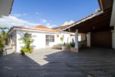 Casa - Térrea com Edícula com 5 quartos (sendo 1 suite(s)) a 0,00 metros praia.