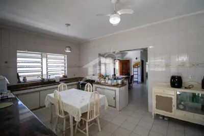 Casa - Térrea com Edícula com 5 quartos (sendo 1 suite(s)) a 0,00 metros praia.