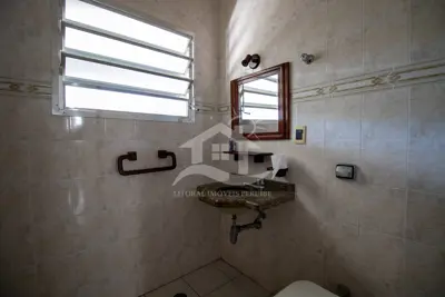 Casa - Térrea com Edícula com 5 quartos (sendo 1 suite(s)) a 0,00 metros praia.