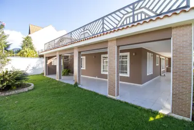 Casa - Térrea com Edícula com 5 quartos (sendo 1 suite(s)) a 0,00 metros praia.