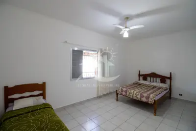 Casa - Térrea com Edícula com 5 quartos (sendo 1 suite(s)) a 0,00 metros praia.