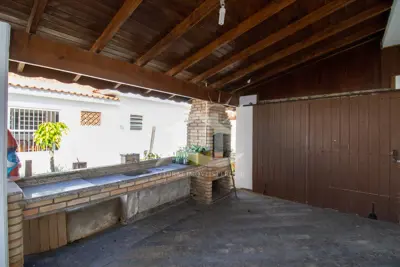 Casa - Térrea com Edícula com 5 quartos (sendo 1 suite(s)) a 0,00 metros praia.