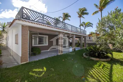 Casa - Térrea com Edícula com 5 quartos (sendo 1 suite(s)) a 0,00 metros praia.