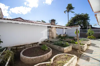 Casa - Térrea com Edícula com 5 quartos (sendo 1 suite(s)) a 0,00 metros praia.