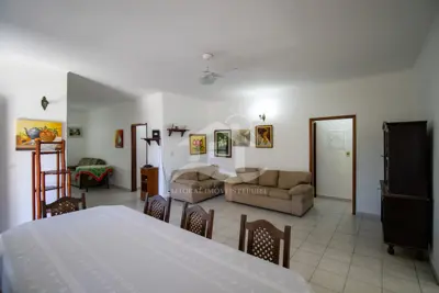 Casa - Térrea com Edícula com 5 quartos (sendo 1 suite(s)) a 0,00 metros praia.