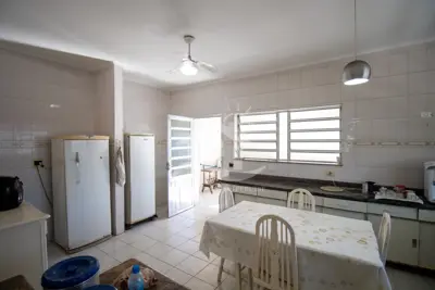 Casa - Térrea com Edícula com 5 quartos (sendo 1 suite(s)) a 0,00 metros praia.