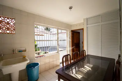 Casa - Térrea com Edícula com 5 quartos (sendo 1 suite(s)) a 0,00 metros praia.