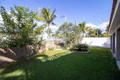 Casa - Térrea com Edícula com 5 quartos (sendo 1 suite(s)) a 0,00 metros praia.