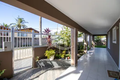 Casa - Térrea com Edícula com 5 quartos (sendo 1 suite(s)) a 0,00 metros praia.