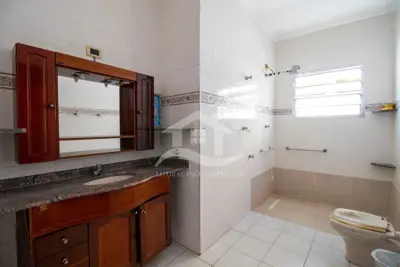 Casa - Térrea com Edícula com 5 quartos (sendo 1 suite(s)) a 0,00 metros praia.