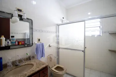 Casa - Térrea com Edícula com 5 quartos (sendo 1 suite(s)) a 0,00 metros praia.