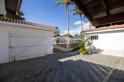 Casa - Térrea com Edícula com 5 quartos (sendo 1 suite(s)) a 0,00 metros praia.