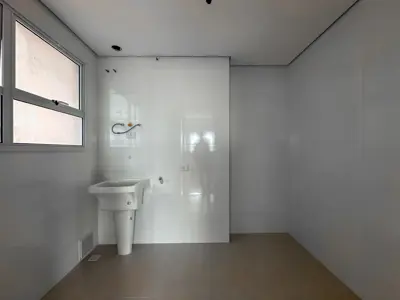 Apartamento - Amplo com 2 quartos (sendo 1 suite(s)) a 750,00 metros praia.