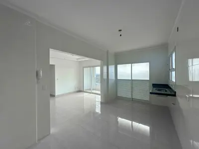 Apartamento - Amplo com 2 quartos (sendo 1 suite(s)) a 750,00 metros praia.