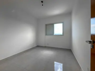 Apartamento - Amplo com 2 quartos (sendo 1 suite(s)) a 750,00 metros praia.