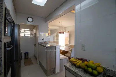 Apartamento - Amplo com 2 quartos (sendo 1 suite(s)) a 450,00 metros praia.