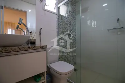 Apartamento - Amplo com 2 quartos (sendo 1 suite(s)) a 450,00 metros praia.