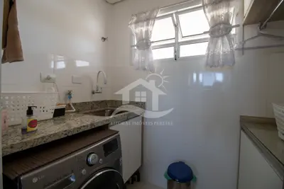 Apartamento - Amplo com 2 quartos (sendo 1 suite(s)) a 450,00 metros praia.