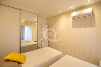 Apartamento - Amplo com 2 quartos (sendo 1 suite(s)) a 450,00 metros praia.