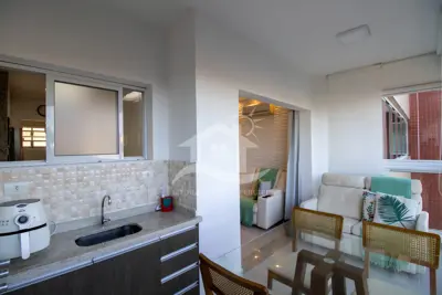 Apartamento - Amplo com 2 quartos (sendo 1 suite(s)) a 450,00 metros praia.