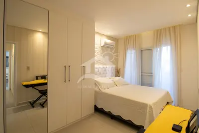 Apartamento - Amplo com 2 quartos (sendo 1 suite(s)) a 450,00 metros praia.