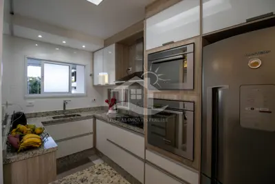 Apartamento - Amplo com 2 quartos (sendo 1 suite(s)) a 450,00 metros praia.