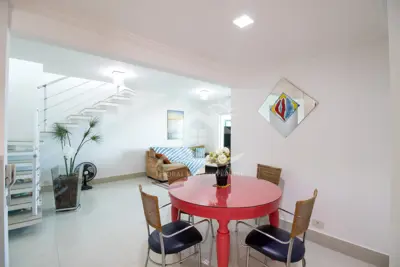 Apartamento - Cobertura com 3 quartos (sendo 1 suite(s)) a 600,00 metros praia.