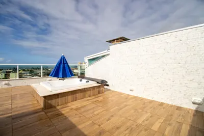 Apartamento - Cobertura com 3 quartos (sendo 1 suite(s)) a 600,00 metros praia.