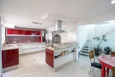 Apartamento - Cobertura com 3 quartos (sendo 1 suite(s)) a 600,00 metros praia.