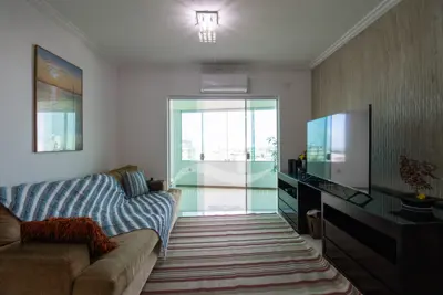 Apartamento - Cobertura com 3 quartos (sendo 1 suite(s)) a 600,00 metros praia.