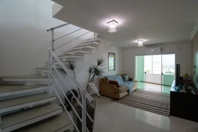 Apartamento - Cobertura com 3 quartos (sendo 1 suite(s)) a 600,00 metros praia.