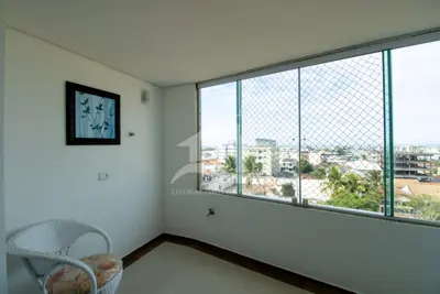 Apartamento - Cobertura com 3 quartos (sendo 1 suite(s)) a 600,00 metros praia.