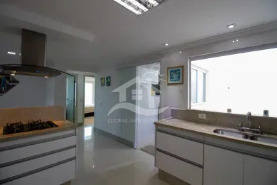 Apartamento - Cobertura com 3 quartos (sendo 1 suite(s)) a 600,00 metros praia.