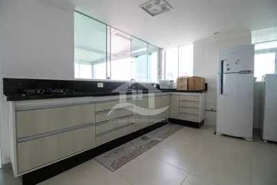 Apartamento - Cobertura com 3 quartos (sendo 1 suite(s)) a 600,00 metros praia.