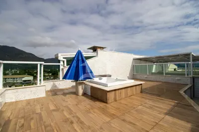 Apartamento - Cobertura com 3 quartos (sendo 1 suite(s)) a 600,00 metros praia.