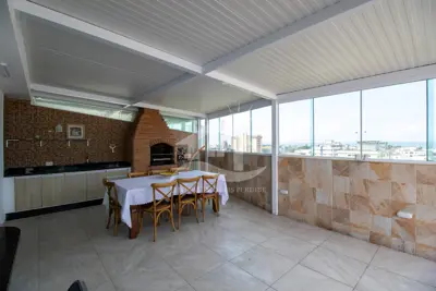 Apartamento - Cobertura com 3 quartos (sendo 1 suite(s)) a 600,00 metros praia.