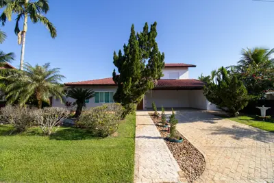 Casa - Sobrado com 4 dormitórios (sendo 2 suite(s)) a 2000,00 metros praia.