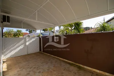 Casa - Sobrado com 4 dormitórios (sendo 2 suite(s)) a 2000,00 metros praia.