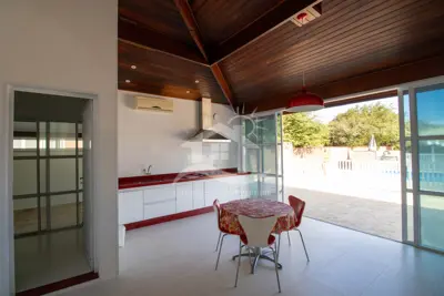 Casa - Sobrado com 4 dormitórios (sendo 2 suite(s)) a 2000,00 metros praia.